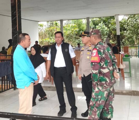 Camat Bungku Utara Asgar Lawahe Pantau Langsung Jalannya Pilkades, Pastikan Berlangsung Aman dan Lancar