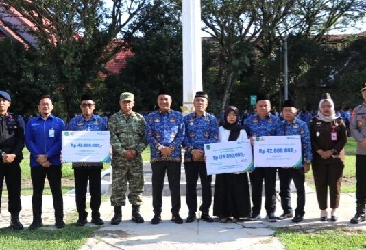 Bupati Luwu Utara Serahkan Santunan Kematian dari BPJS Ketenagakerjaan Senilai Rp 213 Juta Kepada Tiga Ahli Waris