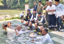 Usai Tablig Akbar di Tamsis, UAS Bersama Bupati Luwu Utara Nikmati Air Panas Pincara Sambil Makan Durian