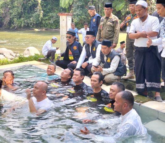 Usai Tablig Akbar di Tamsis, UAS Bersama Bupati Luwu Utara Nikmati Air Panas Pincara Sambil Makan Durian
