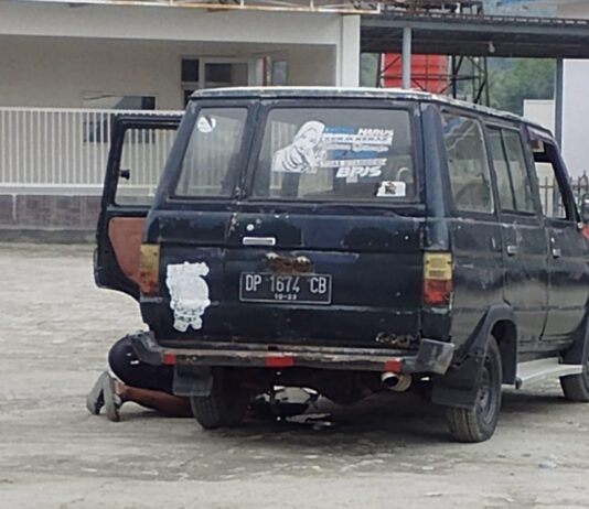 Sedang Isi BBM Subsidi di SPBU Mangkutana, Keran Mobil Ini Copot di Depan Satpol PP