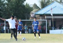 Ditandai Tendangan Bola Pertama, Bupati Buka Turnamen Sepak Bola APDESI Cup II DPC Luwu Utara