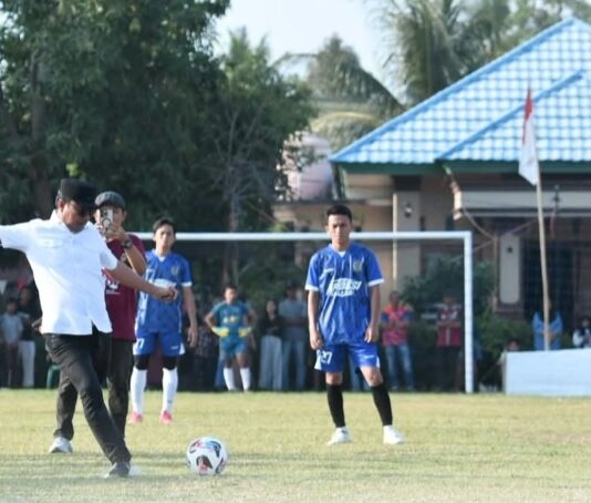 Ditandai Tendangan Bola Pertama, Bupati Buka Turnamen Sepak Bola APDESI Cup II DPC Luwu Utara