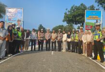 Tim Monev Polda Sulsel Didampingi Satlantas Polres Lutra Evaluasi Kampung Tertib Lalu Lintas di Desa Batu Alang