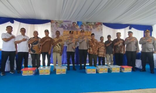 Kapolda Sulteng Kunjungi Polsek Petasia, Serahkan 100 Paket Bansos Kepada Warga dan Para Pensiunan Polri dan Warakawuri