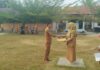 Kepala UPT SDN 169 UDU Serahkan Piagam Penghargaan Kepada Rasnah Atas Kedisiplinan Sebagai Guru Kelas