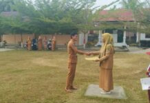 Kepala UPT SDN 169 UDU Serahkan Piagam Penghargaan Kepada Rasnah Atas Kedisiplinan Sebagai Guru Kelas