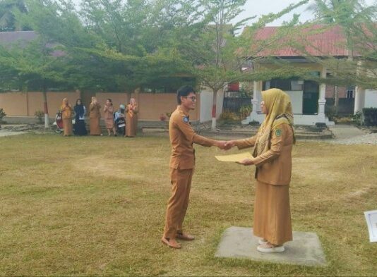 Kepala UPT SDN 169 UDU Serahkan Piagam Penghargaan Kepada Rasnah Atas Kedisiplinan Sebagai Guru Kelas