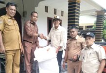 BPBD Lutra Serahkan 200 Jumbo Bag Kepada Kades Tolada untuk Penanganan Tanggul Jebol