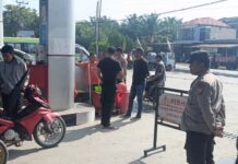 Pesan Tegas Kapolsek Wotu Turun Langsung Tertibkan Antrean di SPBU