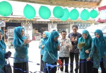 Ketua TP PKK Lutra Resmikan Rumah Dilan Bunda Maesar dan Toko PKK di Desa Tolada
