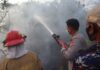 Kapolres Luwu Timur Turun Langsung Padamkan Kobaran Api