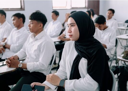 Membuka Kesempatan melalui Pendidikan, Vale Indonesia Serahkan Ijazah Paket C bagi Masyarakat di Pomalaa