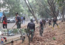 Prajurit Yonarmed 21/Kawali Utusan Letkol Arm Rianto Hartomo Bersih-Bersih di Stadion Lapatau Bone